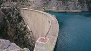 Hidroelectrica atinge un nou maxim istoric, susţinut de încrederea investitorilor şi proiecte strategice majore